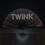 Festival Fan “TWINK” in zwart – Rave & Pride statement – Weergave 1