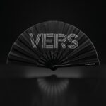 Festival Fan “VERS” in zwart – statement voor Rave & CSD – Weergave 1
