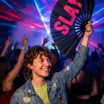 SLAY” festival Fan in zwart/roze – CSD & Rave accessoire – Weergave 2