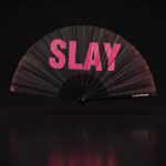 SLAY” festival Fan in zwart/roze – CSD & Rave accessoire – Weergave 1