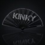 Festival Fan “KINKY” in zwart – Rave & Pride statement – Weergave 1
