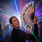Festival Fan “MAKE ME SWEAT” holografisch rosé goud – Rave – Weergave 2