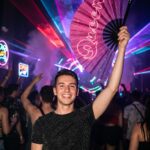 Festival Fan “Queen” roze-paars galaxy glitter – Rave & CSD – Weergave 2