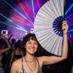 Festivalwaaier zilver glitter – sprankelend rave- & pride-accessoire – Weergave 2