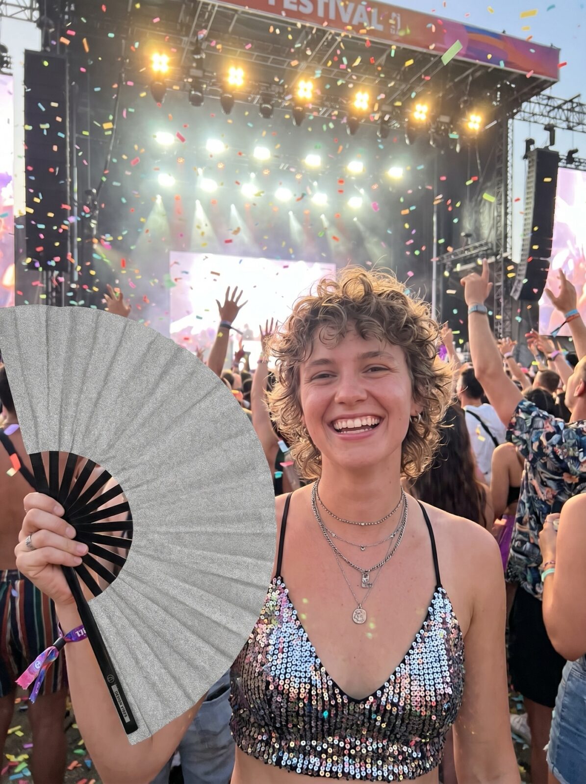 Festivalwaaier zilver glitter – sprankelend rave- & pride-accessoire – Weergave 4