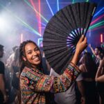 Festivalwaaier zwart glitter – elegant rave- & pride-accessoire – Weergave 2