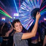 Festival Fan holografisch blauw-paars metallic – Rave accessoire – Weergave 2