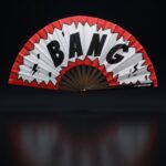 Festival Fan “BANG” comic in rood en wit – Rave & party accessoire – Weergave 1