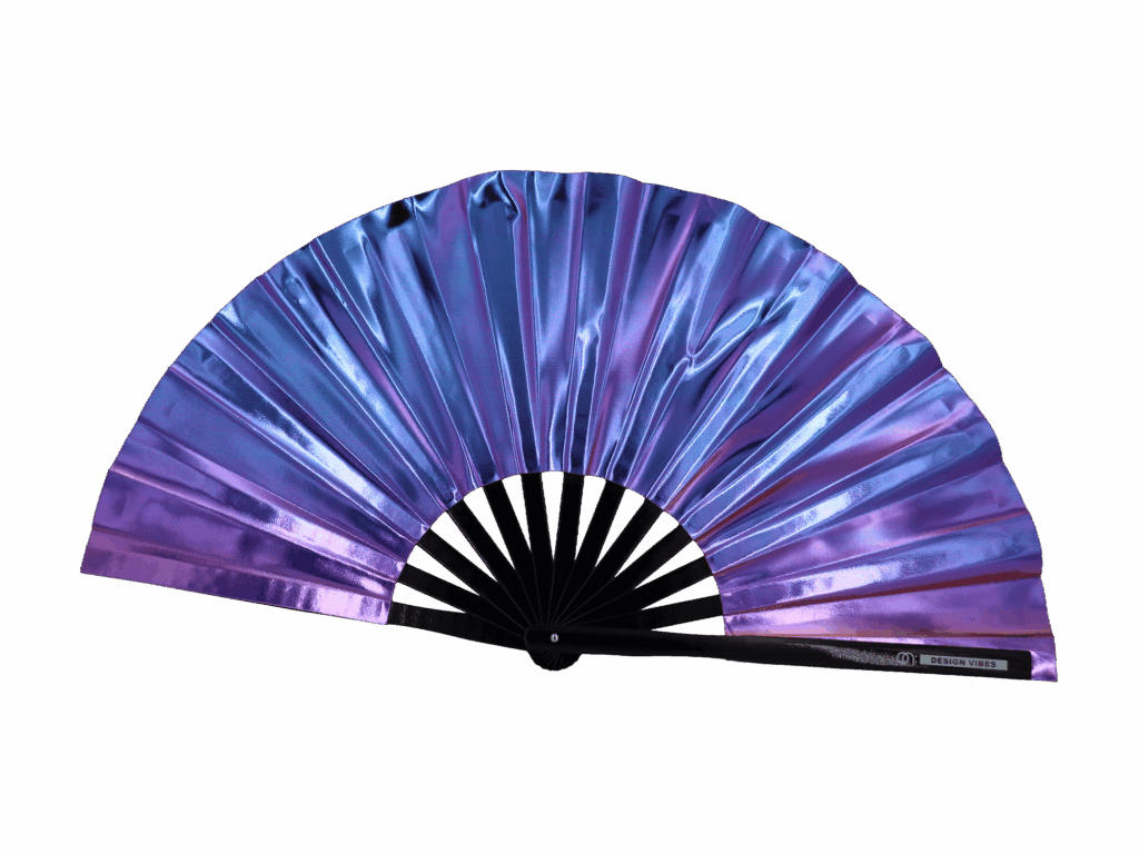 Holografische Festival Fan in blauw-paars metallic als outfitdetail voor Tomorrowland 2026