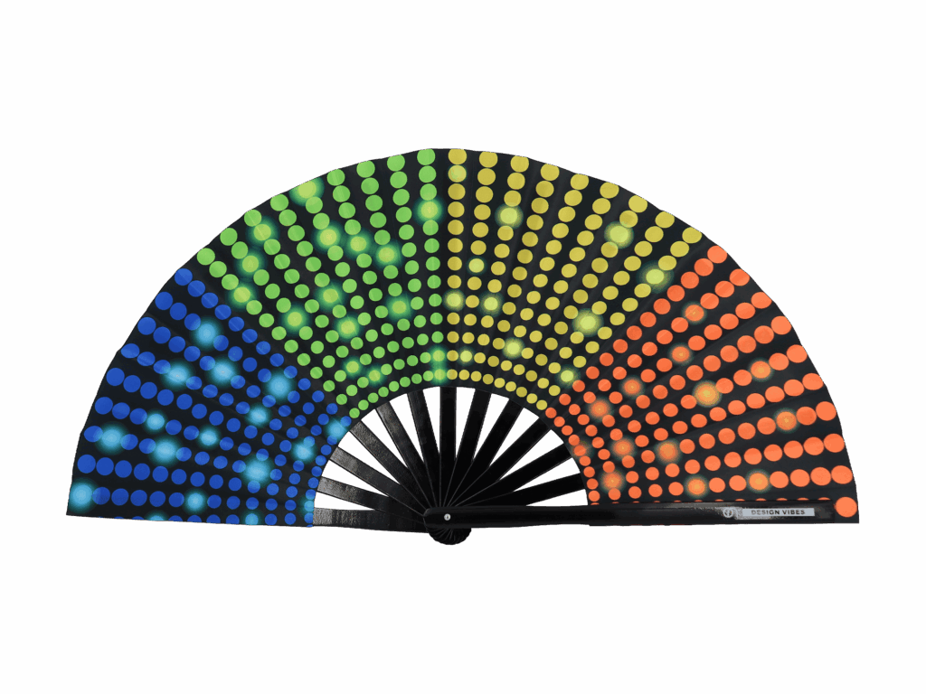 Zwarte Festival Fan met regenboogstippen als Pride-statement voor de optocht van CSD Hamburg 2026