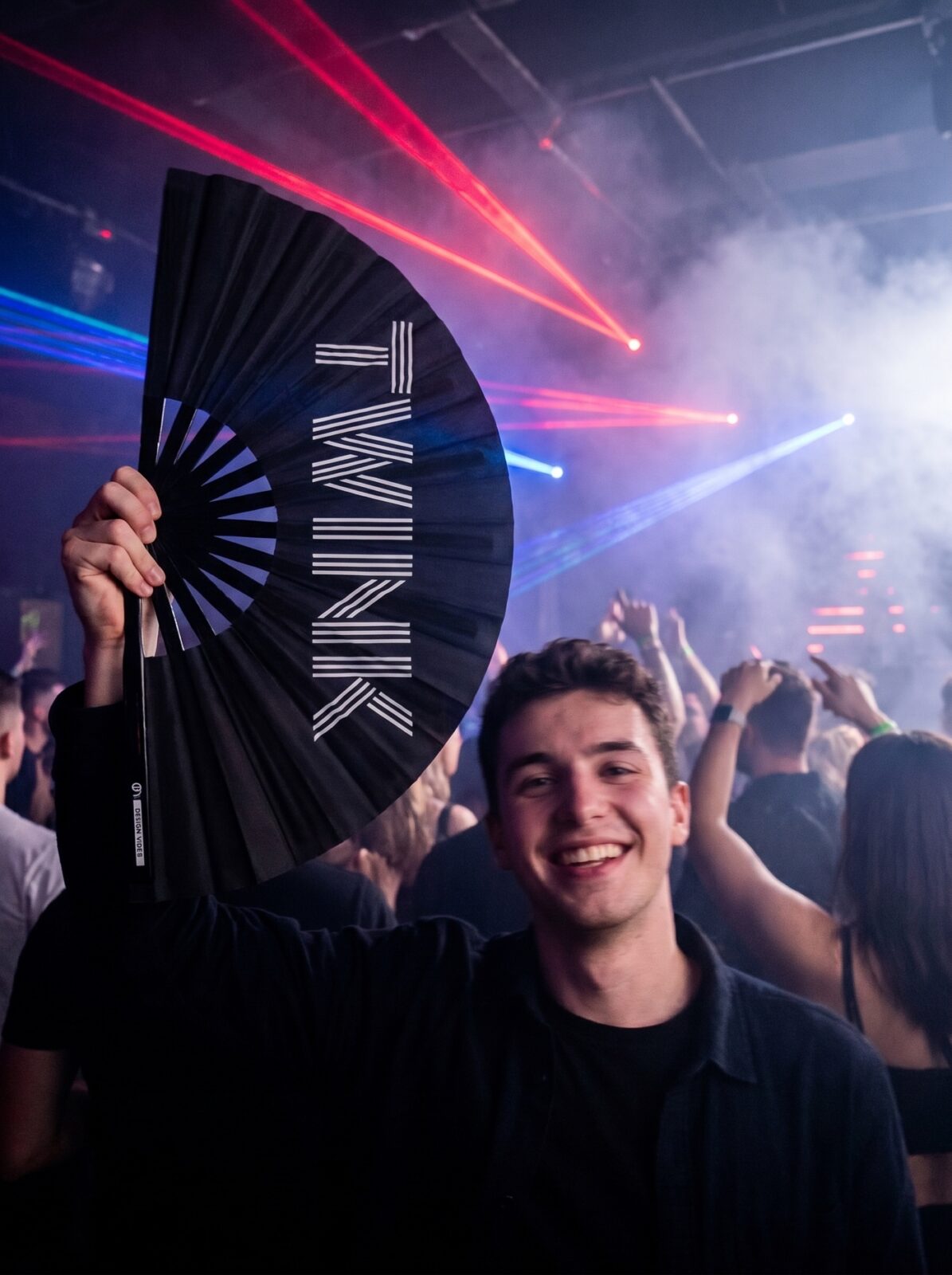 Festival Fan “TWINK” in zwart – Rave & Pride statement – Weergave 2