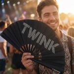 Festival Fan “TWINK” in zwart – Rave & Pride statement – Weergave 3