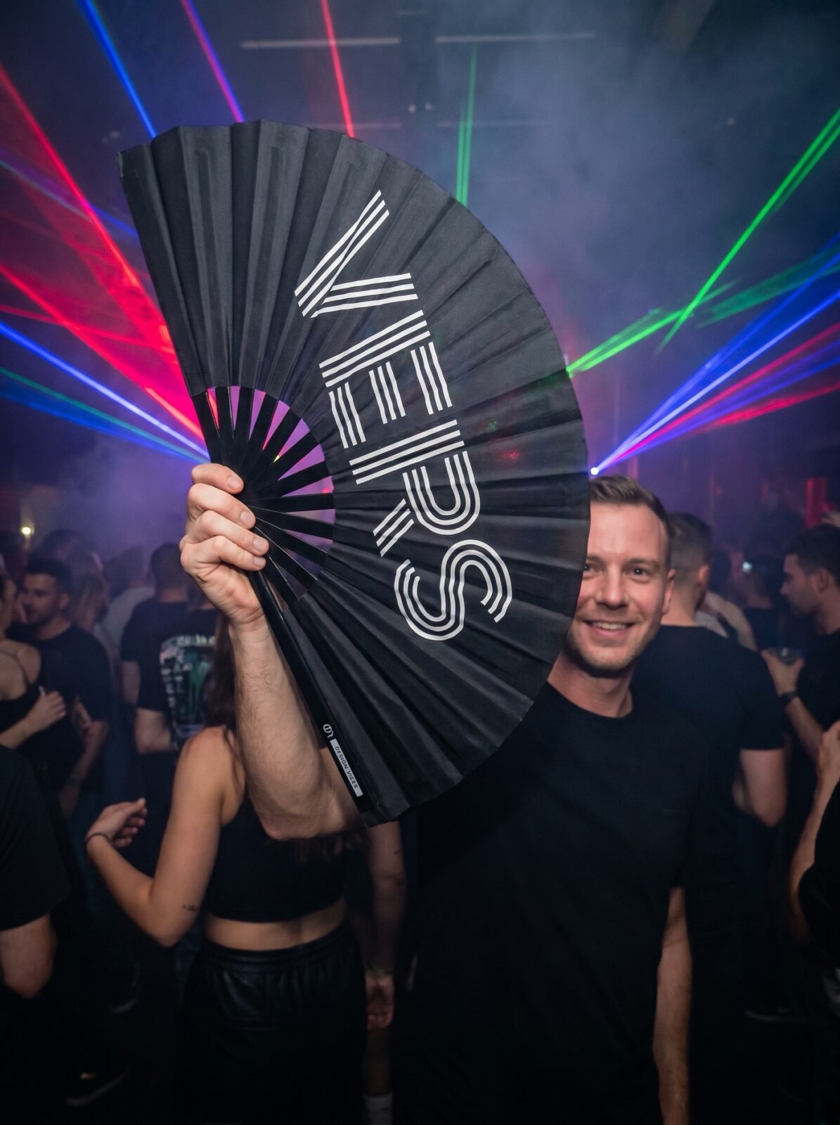 Festival Fan “VERS” in zwart – statement voor Rave & CSD – Weergave 2