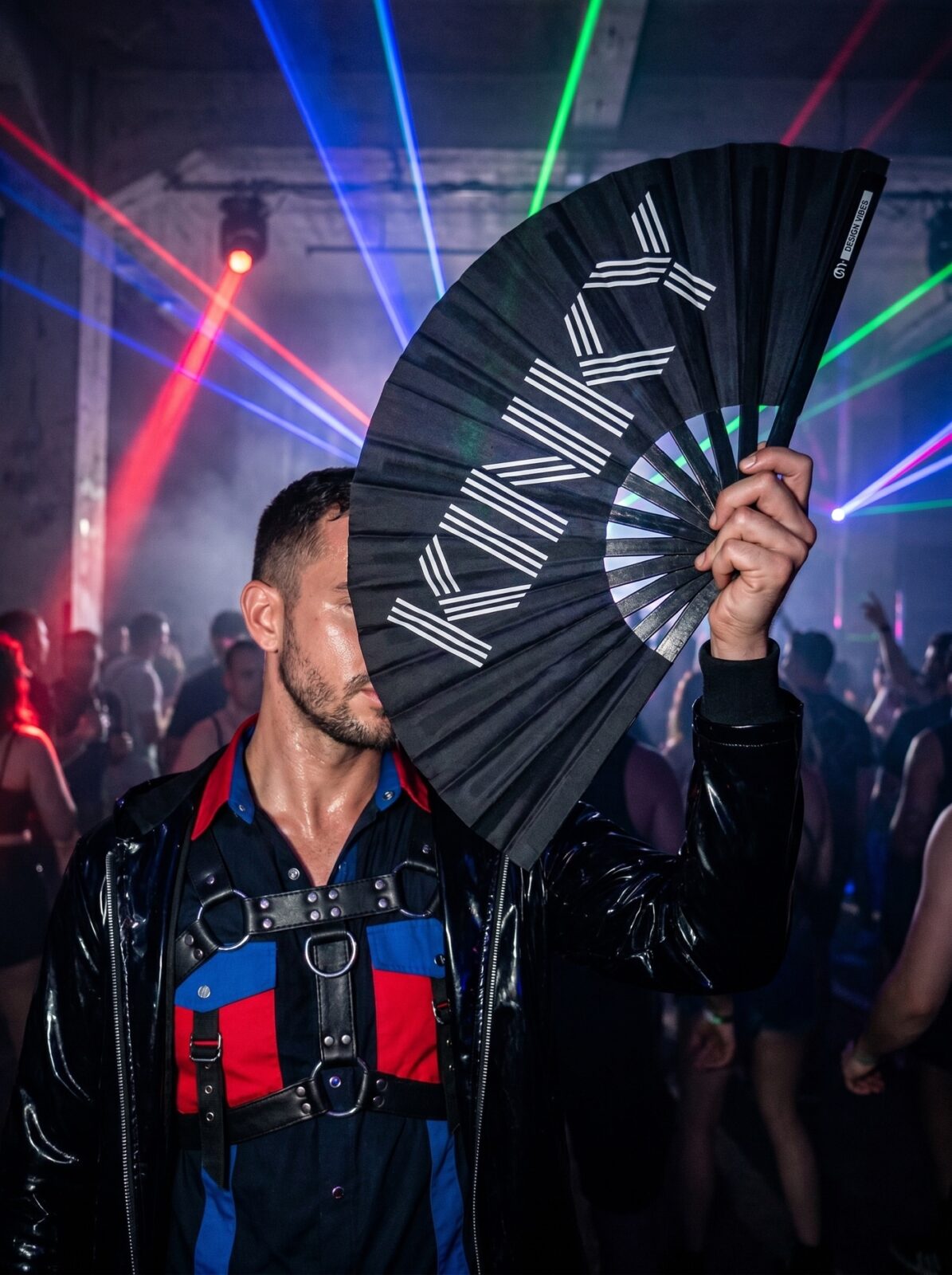 Festival Fan “KINKY” in zwart – Rave & Pride statement – Weergave 2