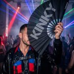 Festival Fan “KINKY” in zwart – Rave & Pride statement – Weergave 2