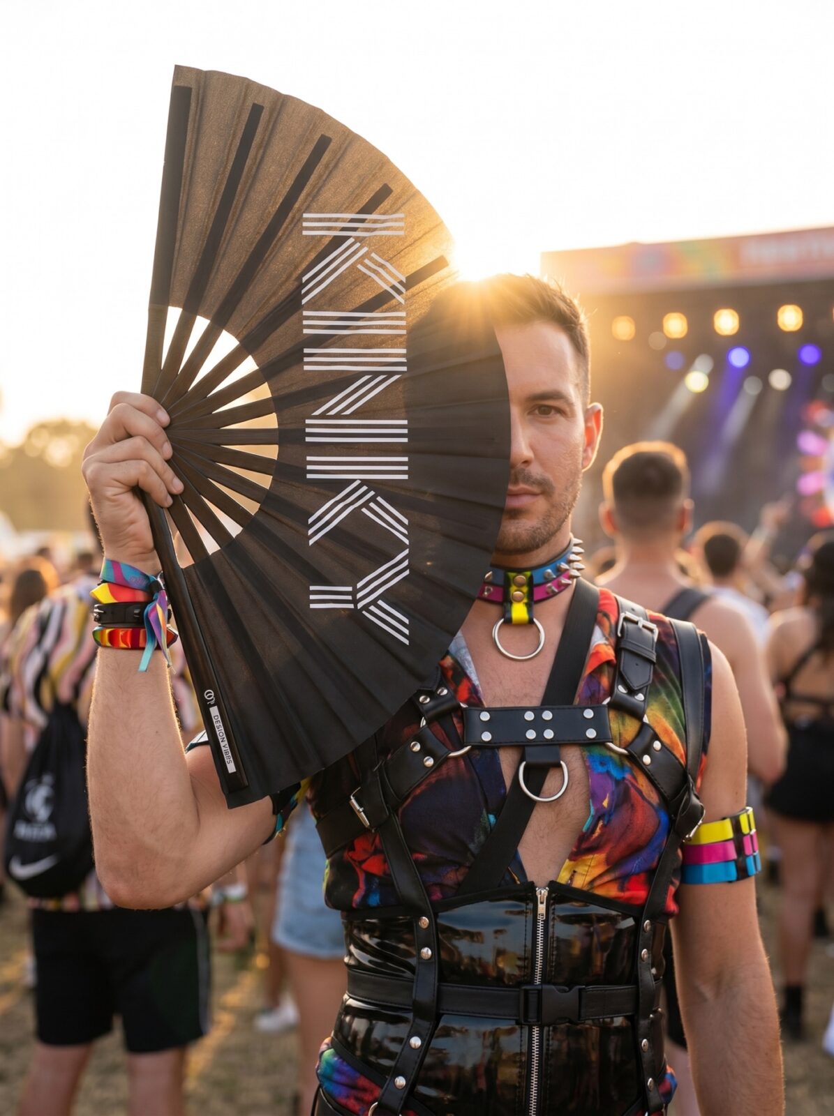 Festival Fan “KINKY” in zwart – Rave & Pride statement – Weergave 3