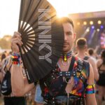 Festival Fan “KINKY” in zwart – Rave & Pride statement – Weergave 3