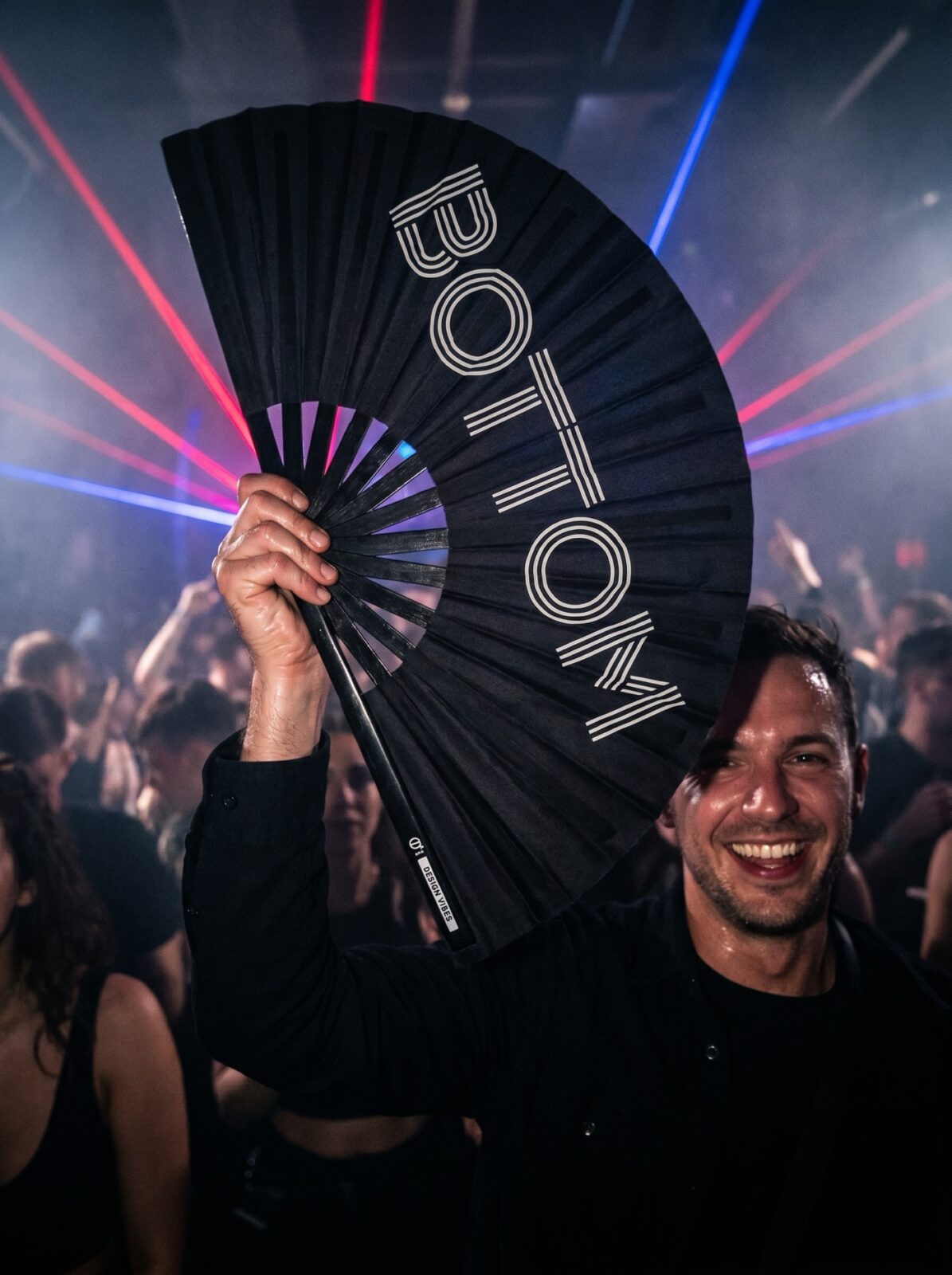 Festival Fan “BOTTOM” in zwart – CSD & Rave accessoire – Weergave 2