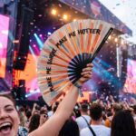 Festival Fan “MAKE ME SWEAT” holografisch rosé goud – Rave – Weergave 4