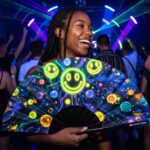 Festival Fans met neon-acid-smileys in het zwart voor Techno & Rave, Weergave 2