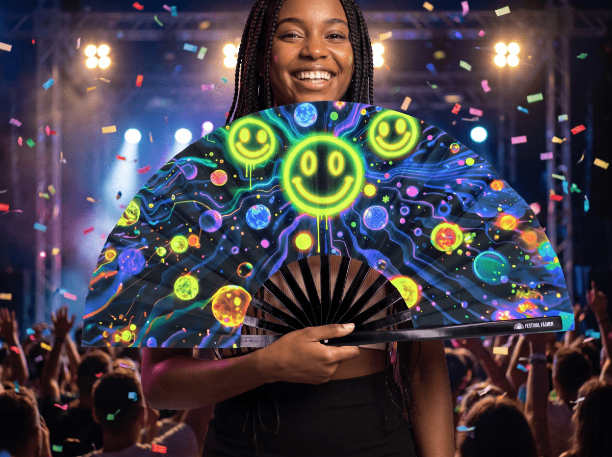 Festival Fans met neon-acid-smileys in het zwart voor Techno & Rave, Weergave 4