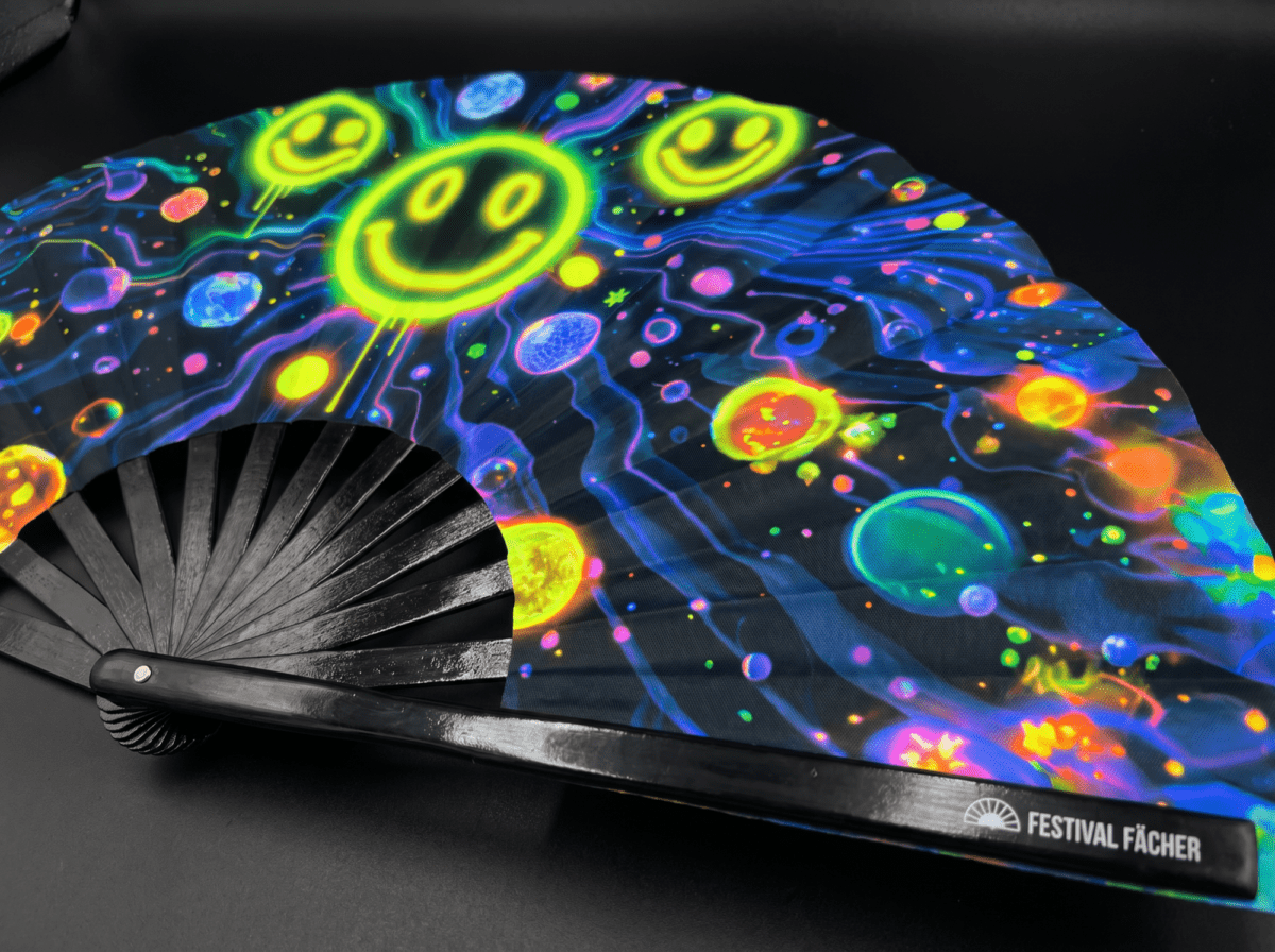 Festival Fans met neon-acid-smileys in het zwart voor Techno & Rave, Weergave 6