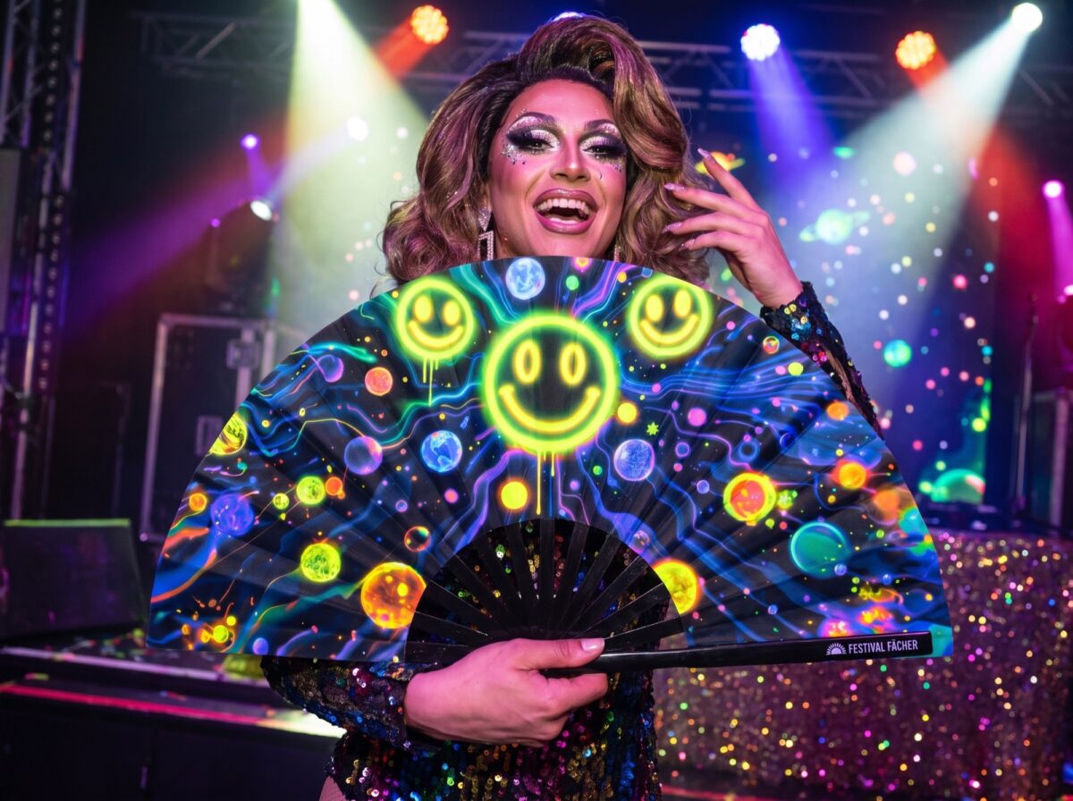Festival Fans met neon-acid-smileys in het zwart voor Techno & Rave, Weergave 5