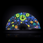 Festival Fans met neon-acid-smileys in het zwart voor Techno & Rave, Weergave 1