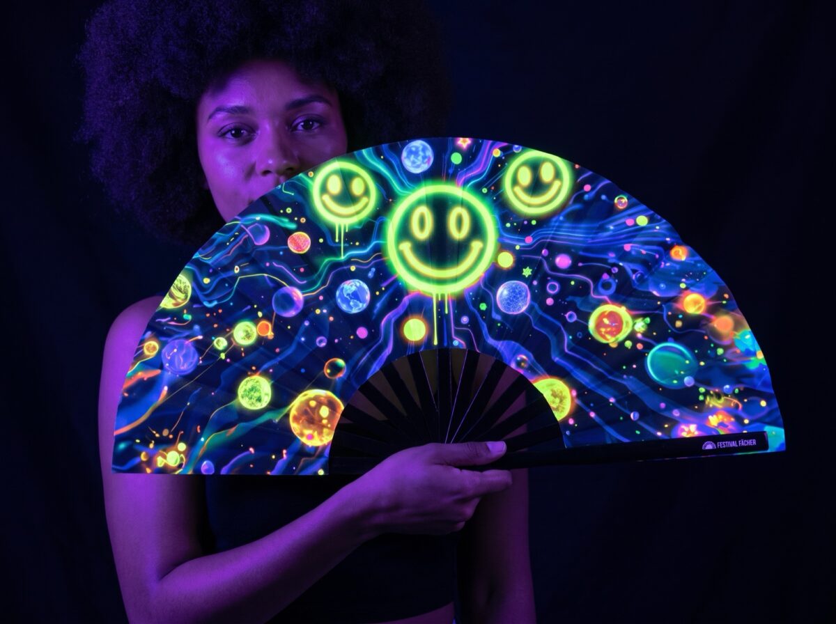 Festival Fans met neon-acid-smileys in het zwart voor Techno & Rave Rave (UV)