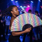 Festival Fans met holografische glitters in pastelkleuren en regenboogtinten voor festivals en Raves, Weergave 2
