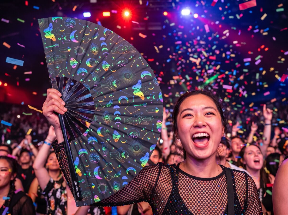 Festival Fans met maan & vlinders, regenboog op zwart, voor festivals & boho, Weergave 4