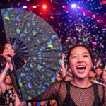 Festival Fans met maan & vlinders, regenboog op zwart, voor festivals & boho, Weergave 4