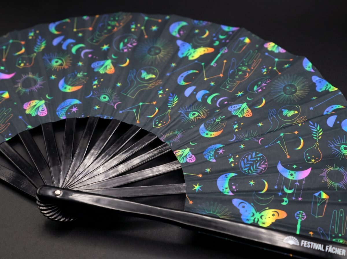Festival Fans met maan & vlinders, regenboog op zwart, voor festivals & boho, Weergave 5