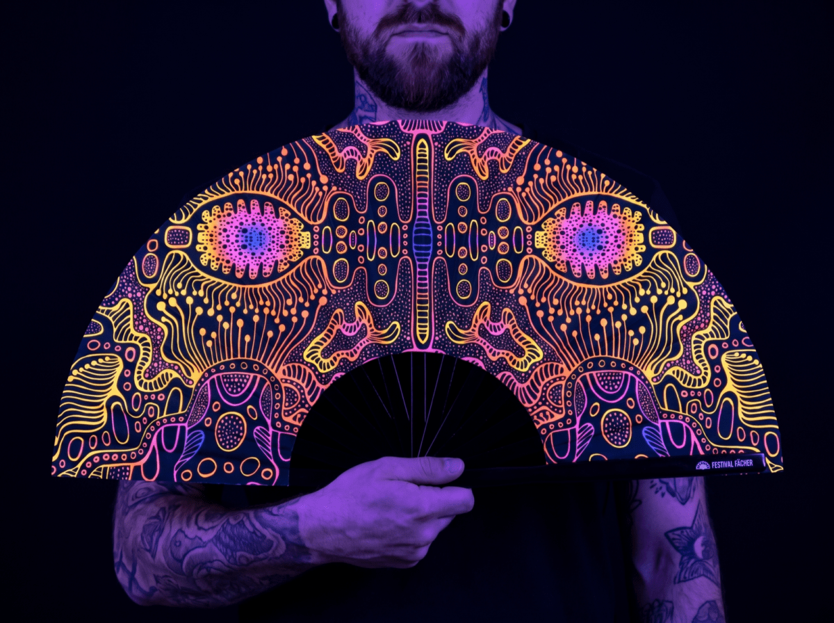 Festival Fan met neonornamenten in zwart voor psytrance & goa Rave (UV)