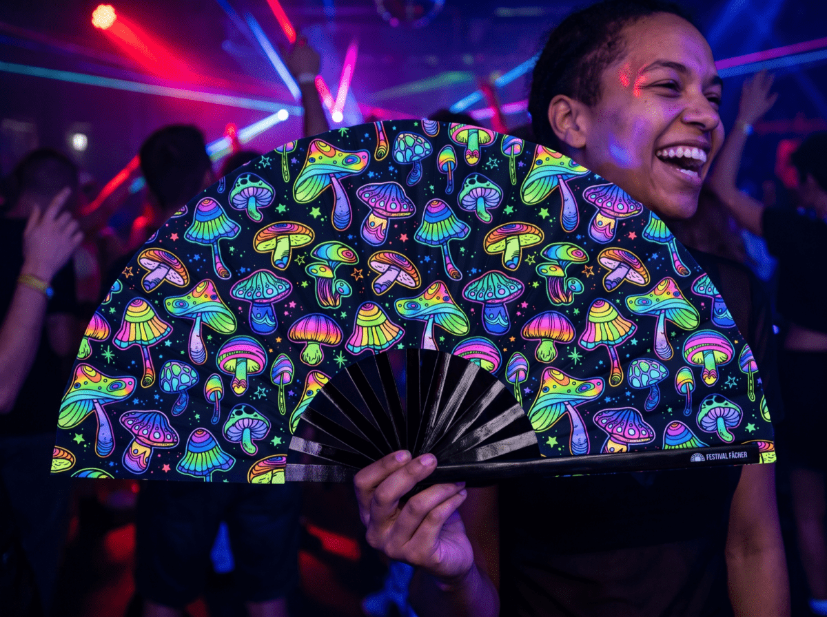 Festival Fans met neonpaddenstoelen, kleurrijk op zwart, voor psytrance & goa, Weergave 2