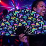 Festival Fans met neonpaddenstoelen, kleurrijk op zwart, voor psytrance & goa, Weergave 2