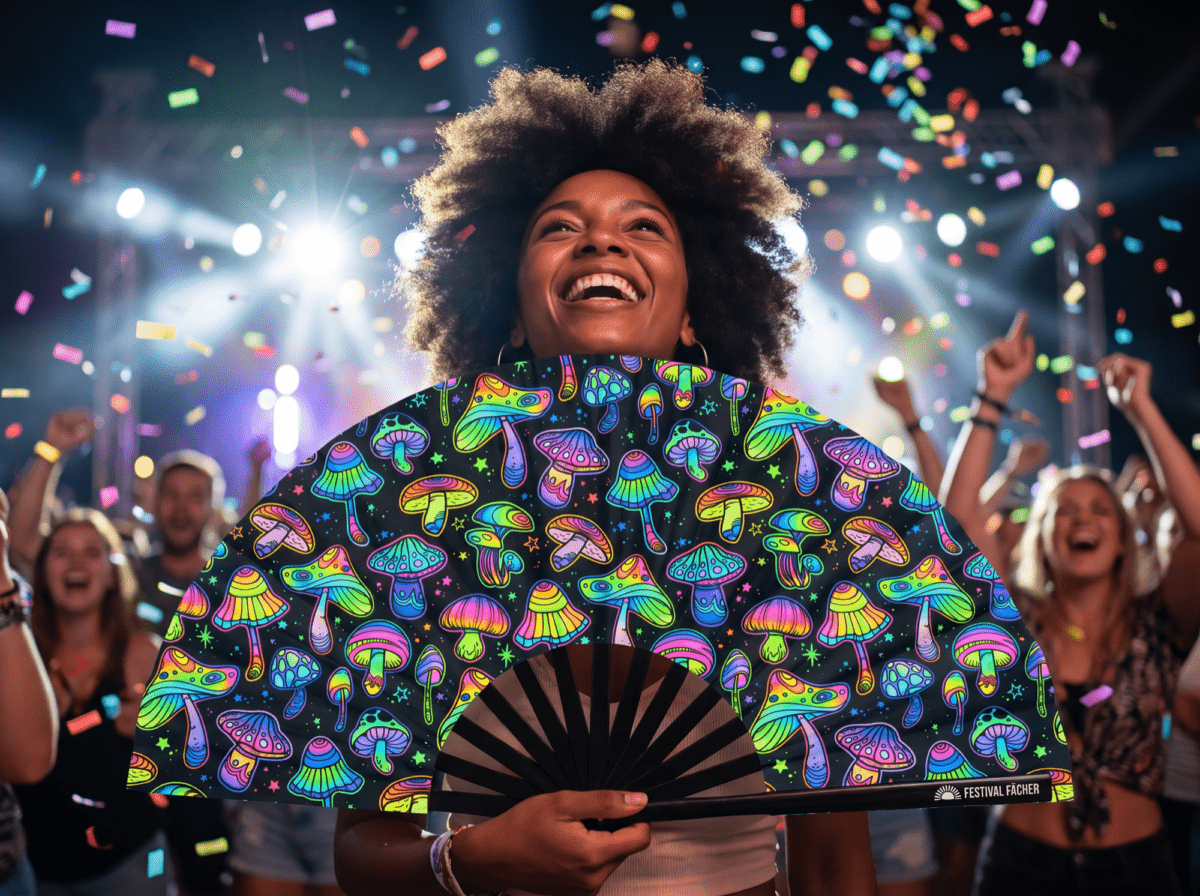 Festival Fans met neonpaddenstoelen, kleurrijk op zwart, voor psytrance & goa, Weergave 4