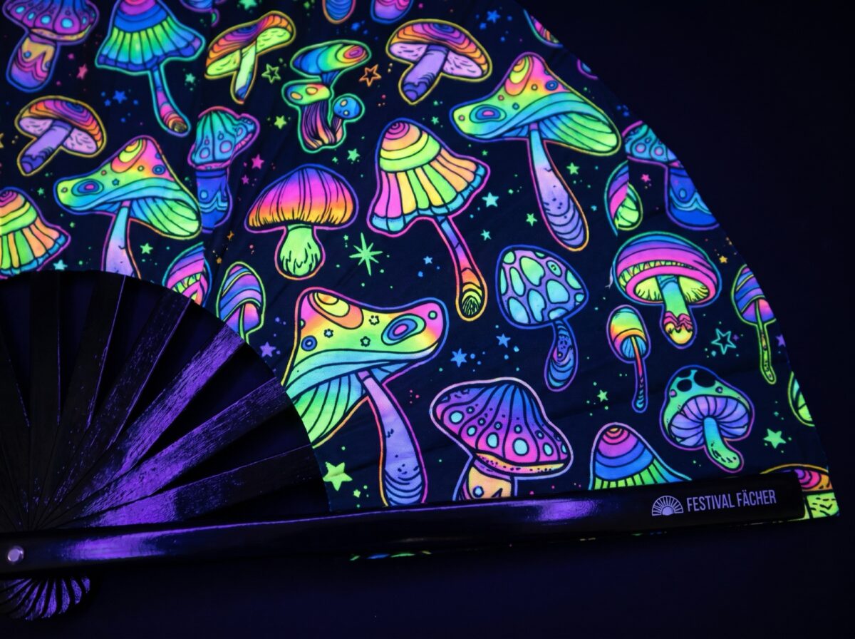 Festival Fans met neonpaddenstoelen, kleurrijk op zwart, voor psytrance & goa, Weergave 5