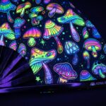 Festival Fans met neonpaddenstoelen, kleurrijk op zwart, voor psytrance & goa, Weergave 5