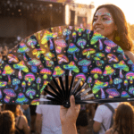 Festival Fans met neonpaddenstoelen, kleurrijk op zwart, voor psytrance & goa, Weergave 3