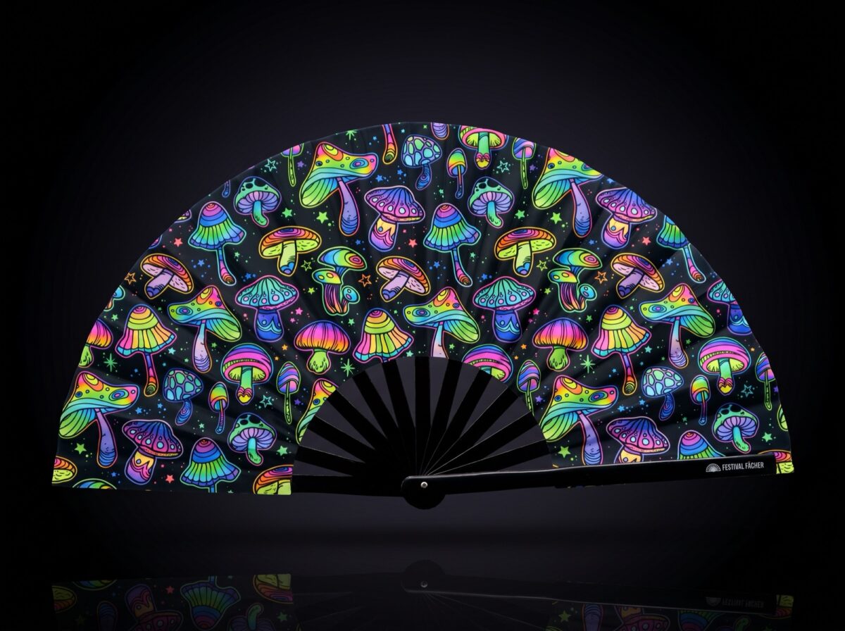 Festival Fans met neonpaddenstoelen, kleurrijk op zwart, voor psytrance & goa