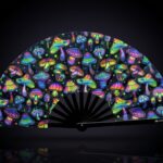 Festival Fans met neonpaddenstoelen, kleurrijk op zwart, voor psytrance & goa, Weergave 1