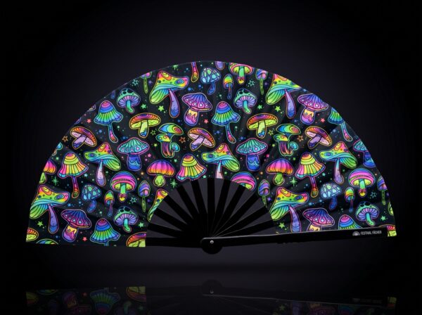 Festival Fans met neonpaddenstoelen, kleurrijk op zwart, voor psytrance & goa