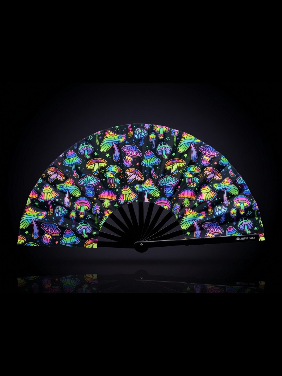 Festival Fans met neonpaddenstoelen, kleurrijk op zwart, voor psytrance & goa