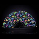 Festival Fans met neonpaddenstoelen, kleurrijk op zwart, voor psytrance & goa, Weergave 1