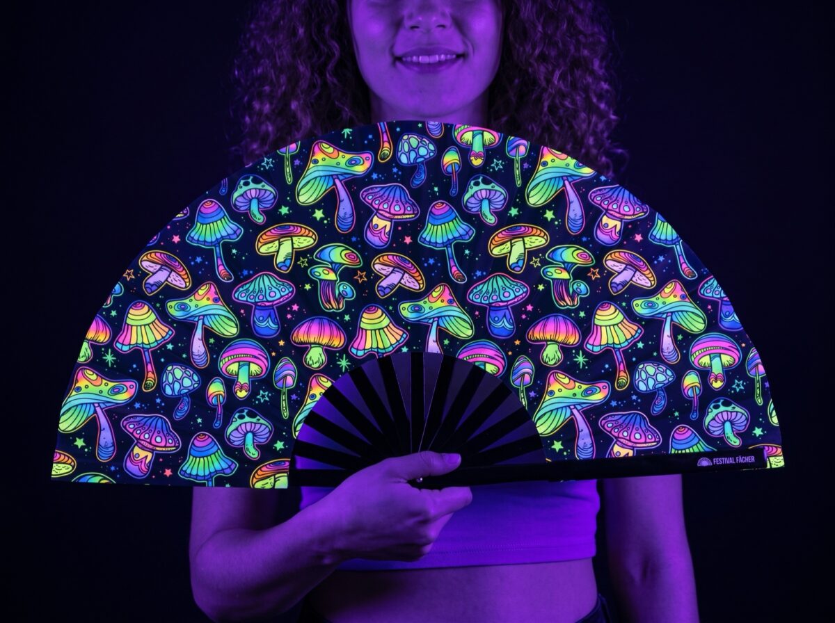 Festival Fans met neonpaddenstoelen, kleurrijk op zwart, voor psytrance & goa Rave (UV)