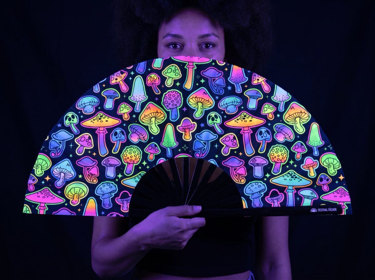 Festival Fans met neonpaddenstoelen, airbrush, zwart, voor Goa & psytrance Rave (UV)